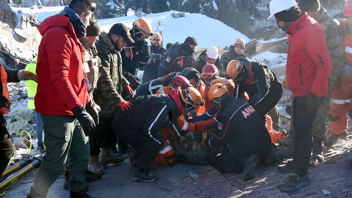 Malatya'da arama kurtarma çalışmasını sürdüren ekipler, eğitimli köpek 'Köpük''ün tepki vermesinin ardından 6 katlı bir binanın birinci katında olduğu belirlenen Meral Nakır'a (60), 20 saatlik bir çalışma ile ulaşarak depremden 77 saat sonra canlı kurtarmayı başardı.