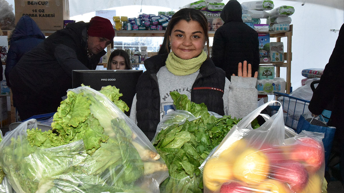 Zeliha semt pazarında depremzedeler için yardım topladı