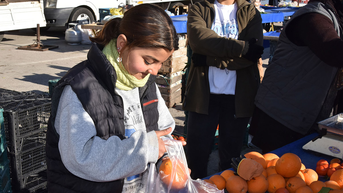 Isparta'nın Eğirdir ilçesinde ailesi pazarcı olan 11 yaşındaki Zeliha Peköz, semt pazarında tezgahları tek tek dolaşarak depremzedeler için yardım topladı.