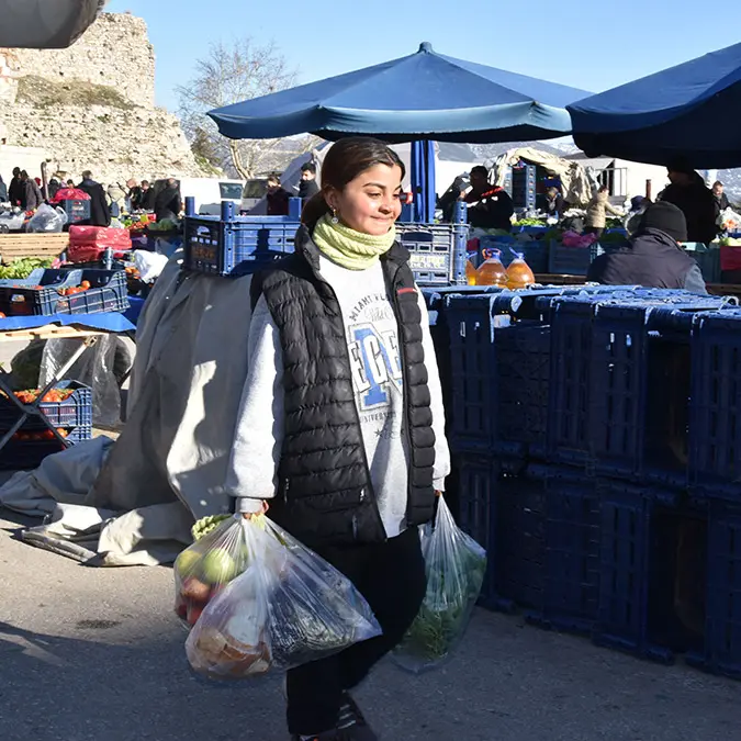 Zeliha semt pazarında depremzedeler için yardım topladı