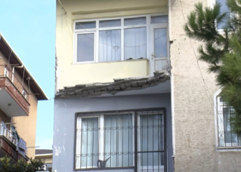 Küçükçekmece'de dairenin balkonu çöktü