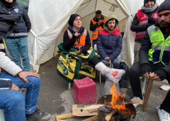Diyarbakır’a deprem sonrası Sakarya’dan AFAD gönüllüsü olarak gelen Alev Taş (43), arama- kurtarma çalışmaları sırasında ayağını kırdı. Alçılı ayağıyla AFAD kriz masasında çalışmaları yürüten Taş, “Benim 5’inci depremim, Sakarya Gölcük’te ve Düzce’de de bulunduğum için az çok ne yapılması gerektiğini biliyorum. Her yeri koordine edip planlamaya çalışıyoruz” dedi.