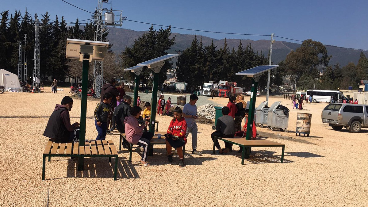 Öğrencilerin ürettiği solar enerji bankları çadır kentlerde