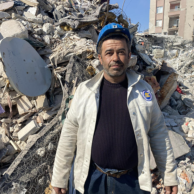 Madendeki göçükten sağ kurtarılan işçi enkazda çalışıyor