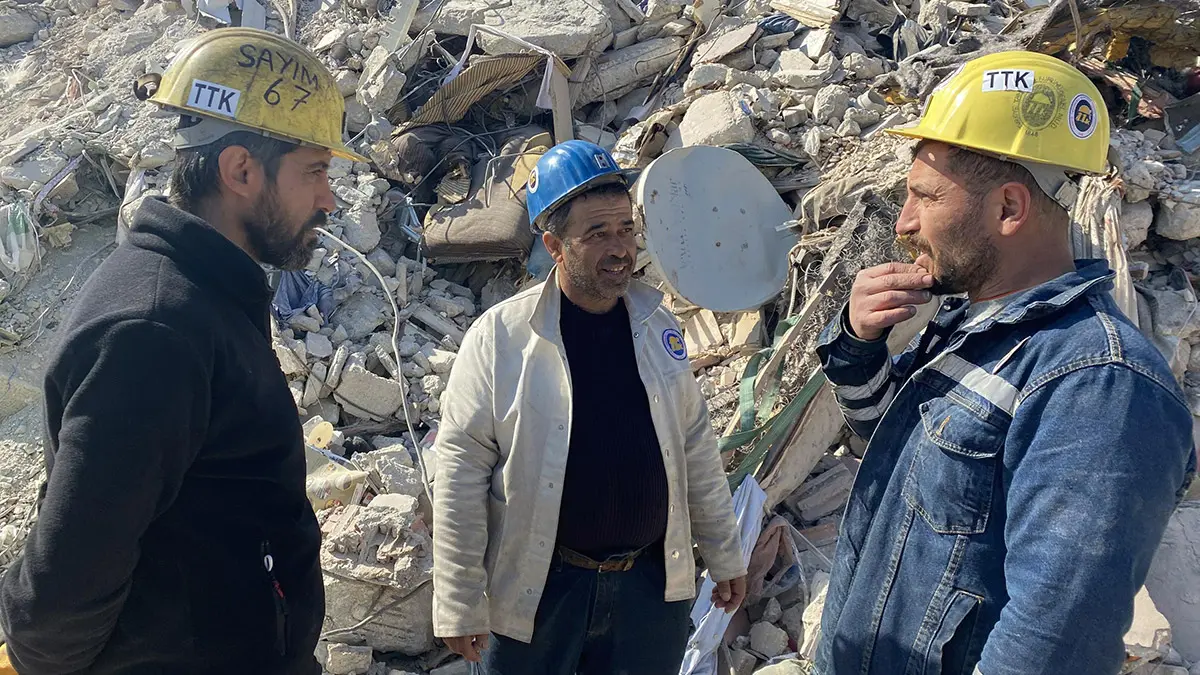 Zonguldak'ın kozlu ilçesinde 2 yıl önce madendeki göçükten sağ kurtarılan işçi hasan uğuz (47), depremin vurduğu hatay'da enkazlardaki arama kurtarma çalışmalarına katılıyor.