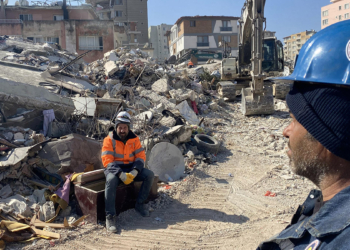 Madendeki göçükten kurtarılan işçi, Hatay'da enkazda çalışıyor