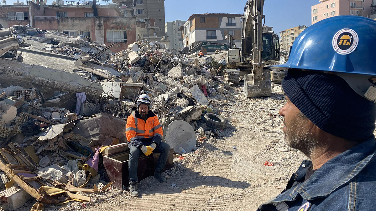 Madendeki göçükten kurtarılan işçi, Hatay'da enkazda çalışıyor
