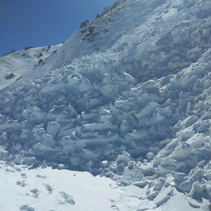 İş makinesinin önüne çığ düştü