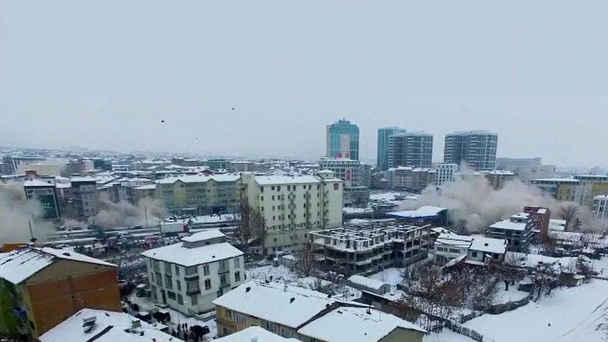 Malatya'da depremde binaların çökme anı kamerada