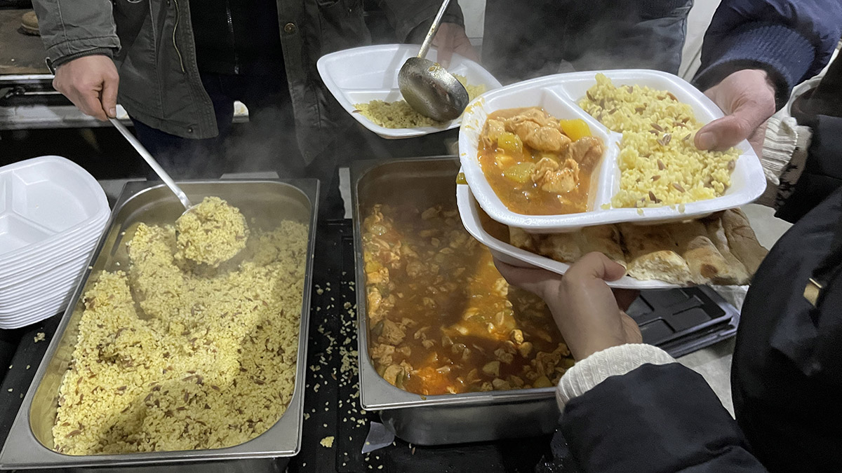 Kahramanmaraş merkezli 10 ili etkileyen depremde Malatya'da bulunan depremzedeler, valilik ve belediyenin belirlediği toplanma merkezleri ile çadırlarda barındırılıyor. Çadırlarda kalanlar dışarda ateş yakarak ısınmaya çalışıyor.