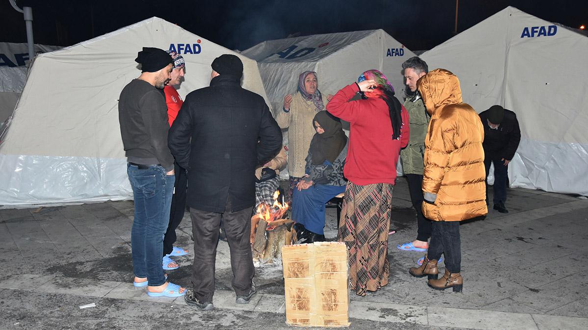 Malatya'da bulunan depremzedeler çadırlara yerleştirildi