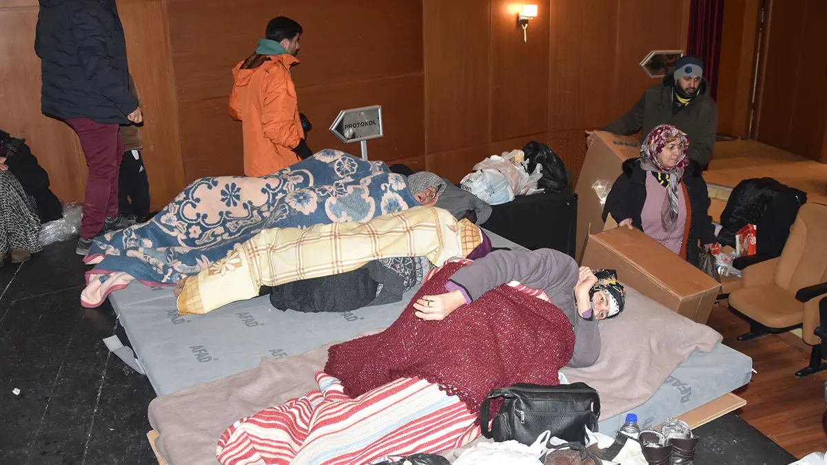 Malatya'da bulunan depremzedeler çadırlara yerleştirildi