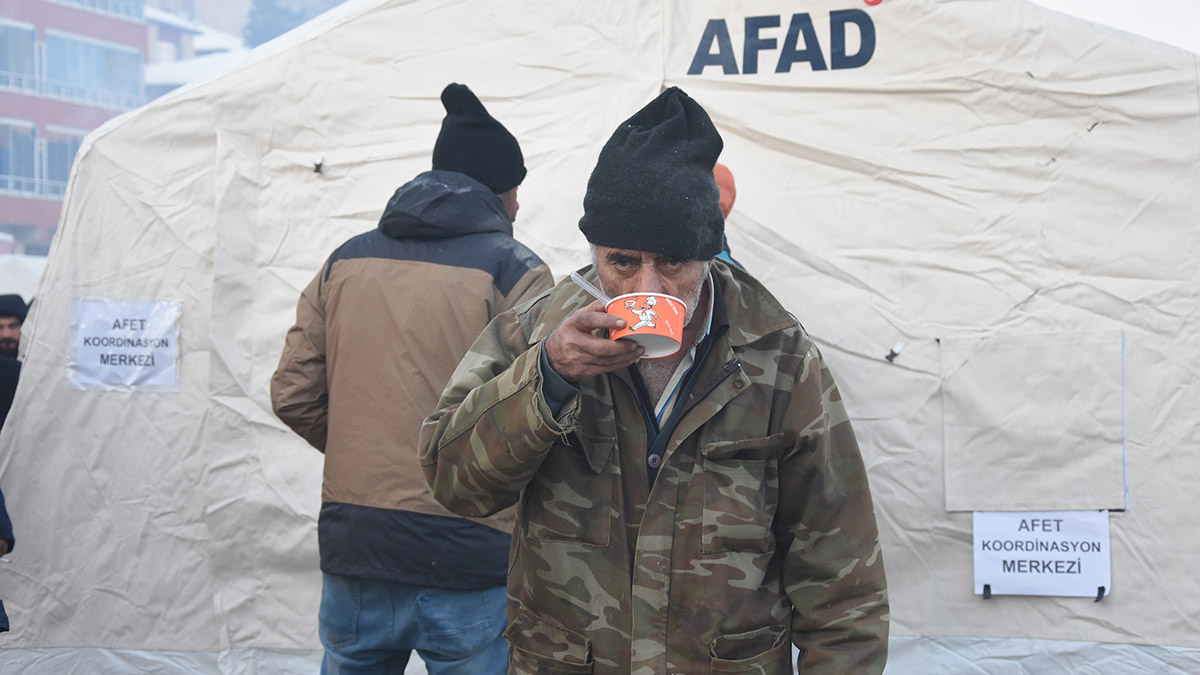 Depremin yıkıcı etkisini hissettirdiği illerden Malatya'da enkaz bölgelerinde umutlu bekleyiş sürüyor. Depremin vurduğu Doğanşehir ilçesinde ekipler, eksi 15 dereceye kadar düşen hava sıcaklığında arama- kurtarma çalışmalarını yürütüyor.