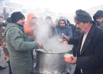 Malatya'da enkaz bölgelerinde umutlu bekleyiş