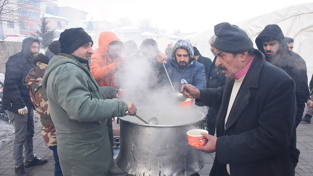Malatya'da enkaz bölgelerinde umutlu bekleyiş