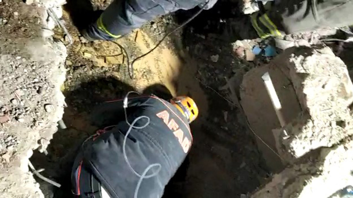 Yıkılan binanın enkazından 96'ncı saatte çıkarıldı