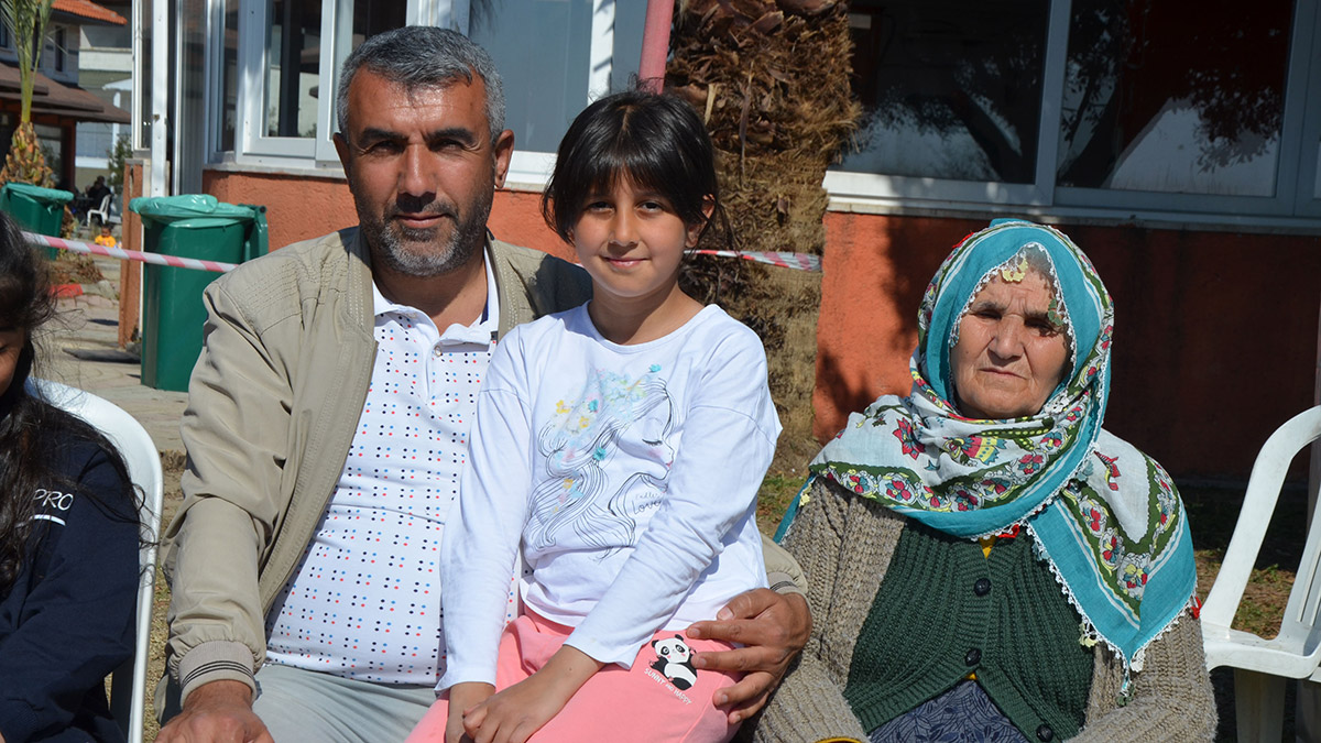 Kahramanmaraş merkezli depremlerin ardından Malatya'dan Antalya'ya gelip, Serik ilçesindeki apart konuta ailesi ile yerleşen İbrahim İsbir, "İkinci depremde eniştemin evine gitmiştik. Sanki kıyamet koptu, yer yarıldı. Bizi kapıdan çıkartmadı. Ev müstakildi; kaldırıp kaldırıp yere indiriyordu" dedi.