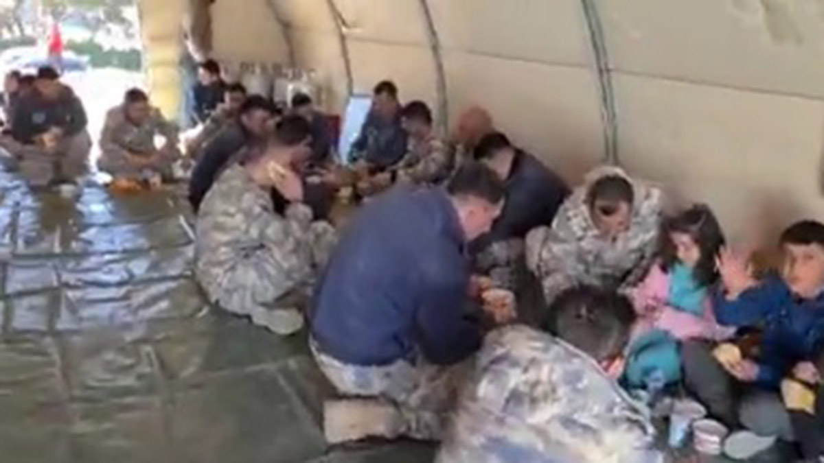 Mehmetçik, depremzede çocuklarla aynı sofrada