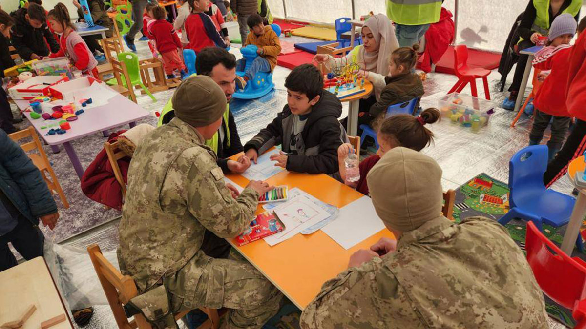 Mehmetçik çocuk depremzedelerle vakit geçirdi