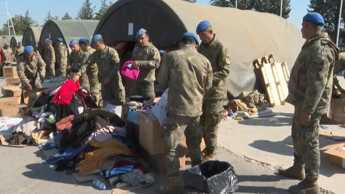 Mehmetçik yaralı sarıyor