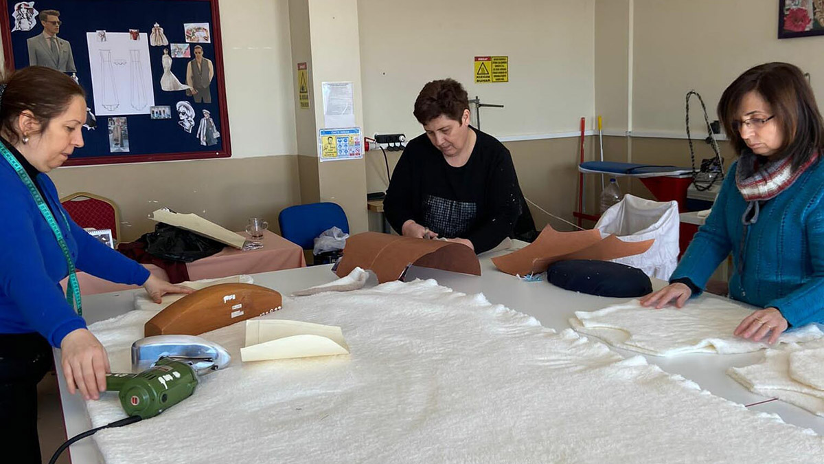 Depremzede çocuklar üşümesin