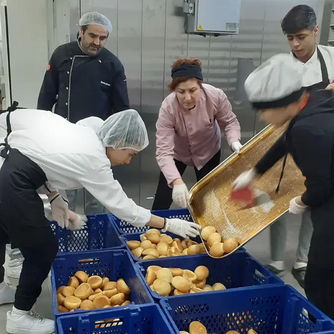 İzmir'in menemen ilçesindeki erdinç-ahmet cengiz mesleki ve teknik anadolu lisesi'nin gıda bölümü öğrencileri, pişirdikleri 20 bin ekmeği deprem bölgesine gönderdi. Moda bölümü öğretmenleri de depremzede çocuklar üşümesin diye kışlık kıyafet dikiyor.