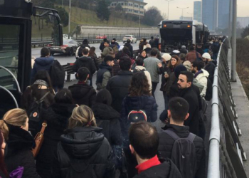 Metrobüste yaşanan arıza nedeniyle yolcular yürümek zorunda kaldı