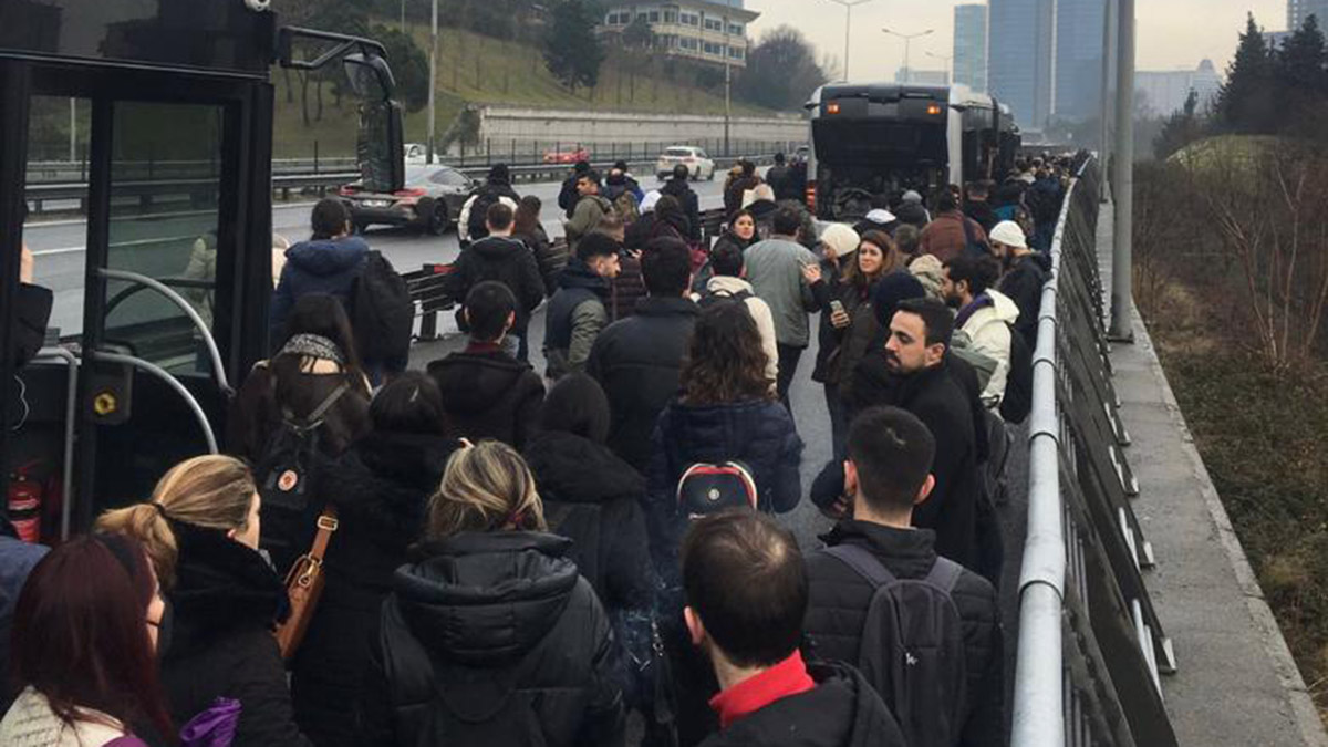 Metrobüste yaşanan arıza nedeniyle yolcular yürümek zorunda kaldı
