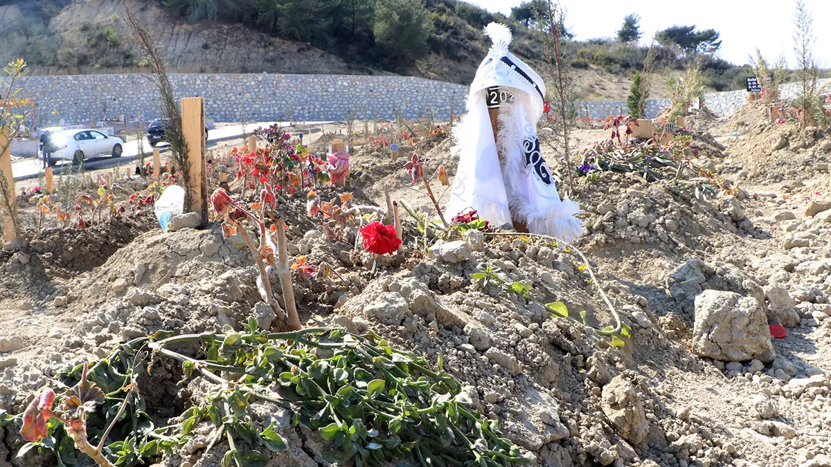 Kahramanmaraş merkezli depremlerin ardından hayatını kaybeden birçok kişinin defnedildiği adana’daki kabasakal mezarlığı'ndaki tablo duygulandırıyor.