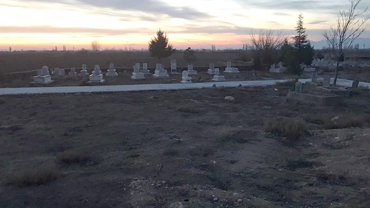 Bedeninin yarısı toprağa gömülü kadın cesedi bulundu