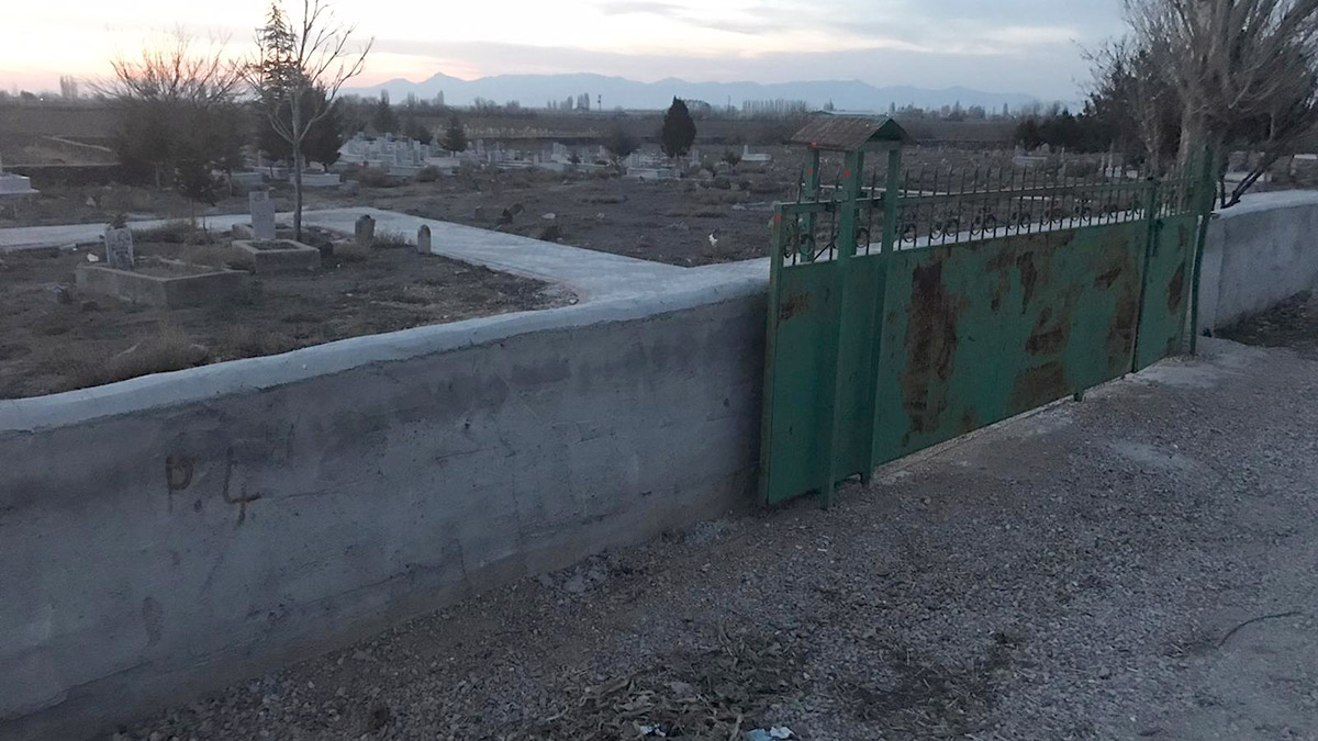 Bedeninin yarısı toprağa gömülü kadın cesedi bulundu