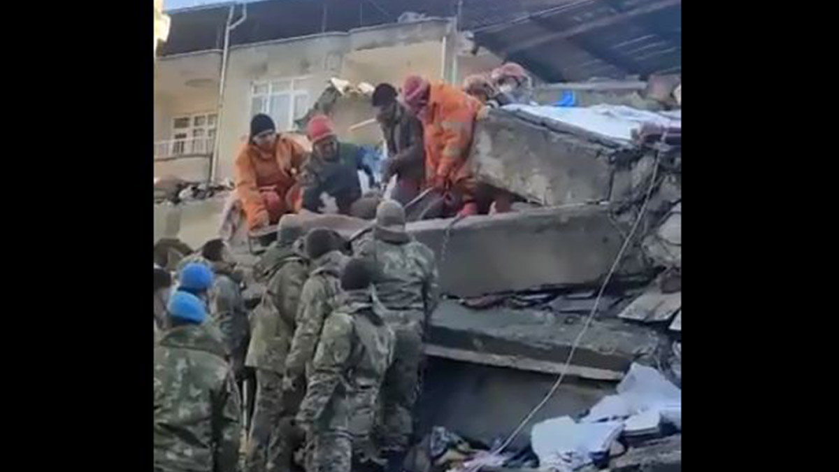 Enkaz altında kalan Buse kurtarıldı