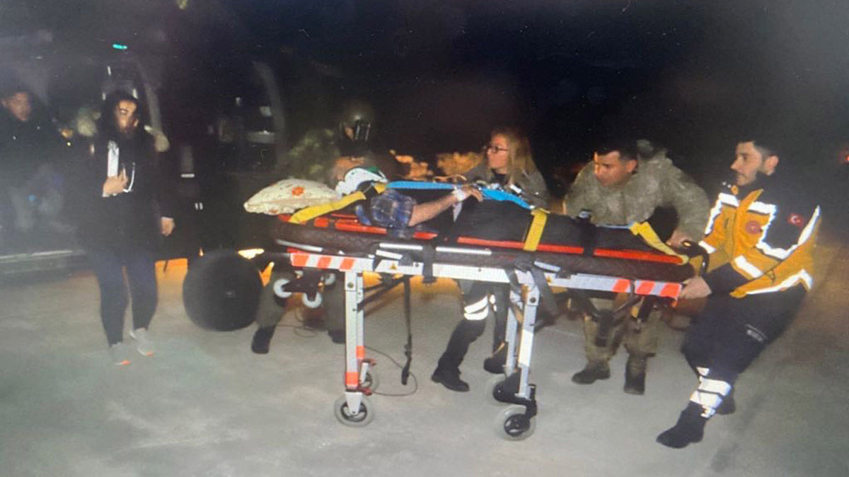 Yüksekten düşerek yaralanan kişi hastaneye kaldırıldı