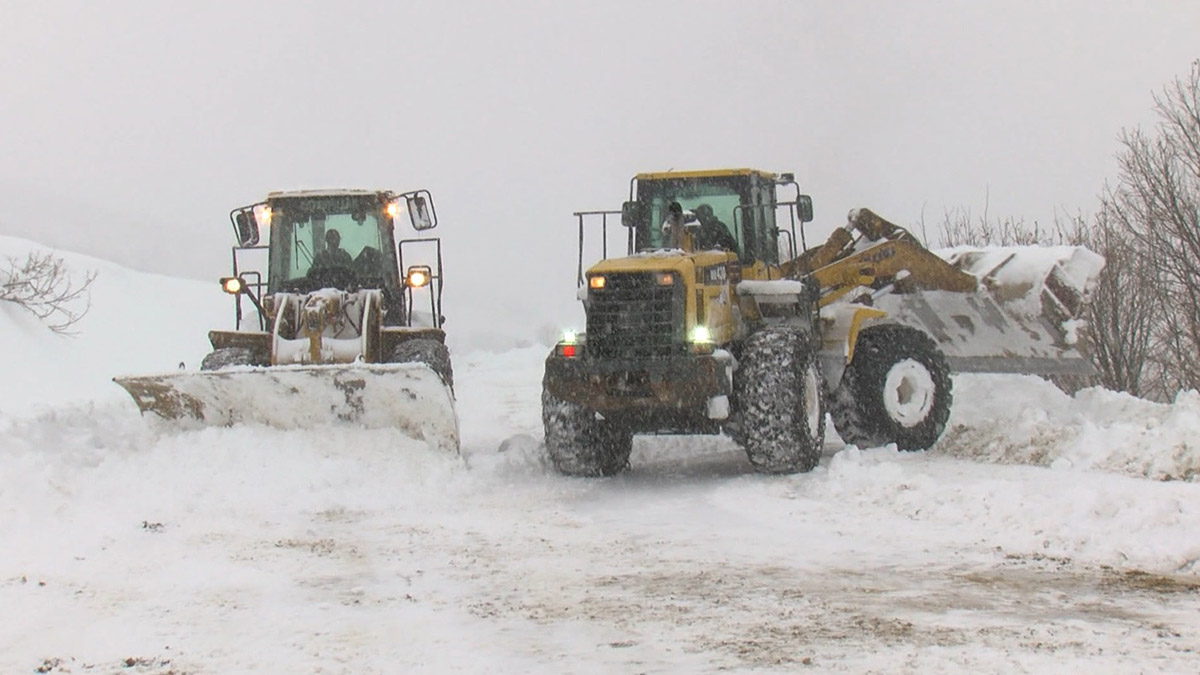 Çığ tehlikesinin bulunduğu köyde karla mücadele