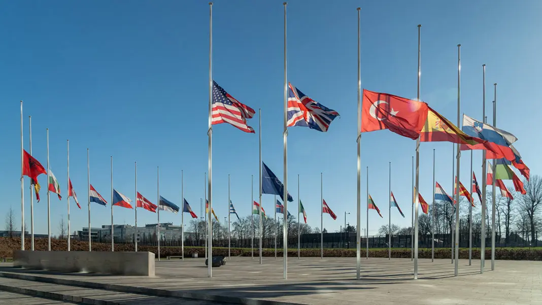 NATO karargahındaki tüm bayraklar yarıya indirildi