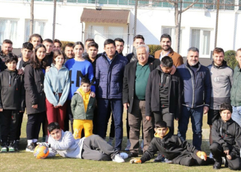 Futbolcular depremzede çocuklarla buluştu