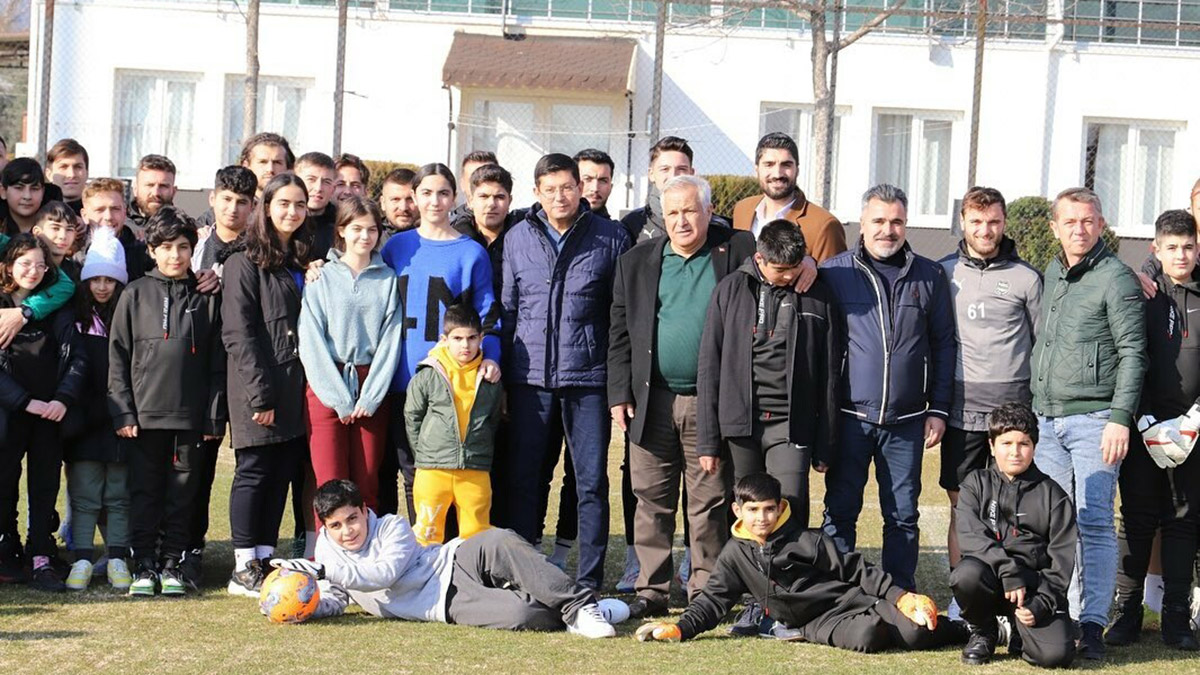 Futbolcular depremzede çocuklarla buluştu