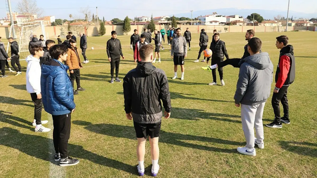 Nazilli belediyespor spor okulları ve nazgem (nazilli belediyesi gençlik eğitim danışma ve sosyal etkinlik merkezi) iş birliğinde küçüklere sporla psikolojik destek sağlayacak proje kapsamında futbolcular depremzede çocuklarla buluştu.