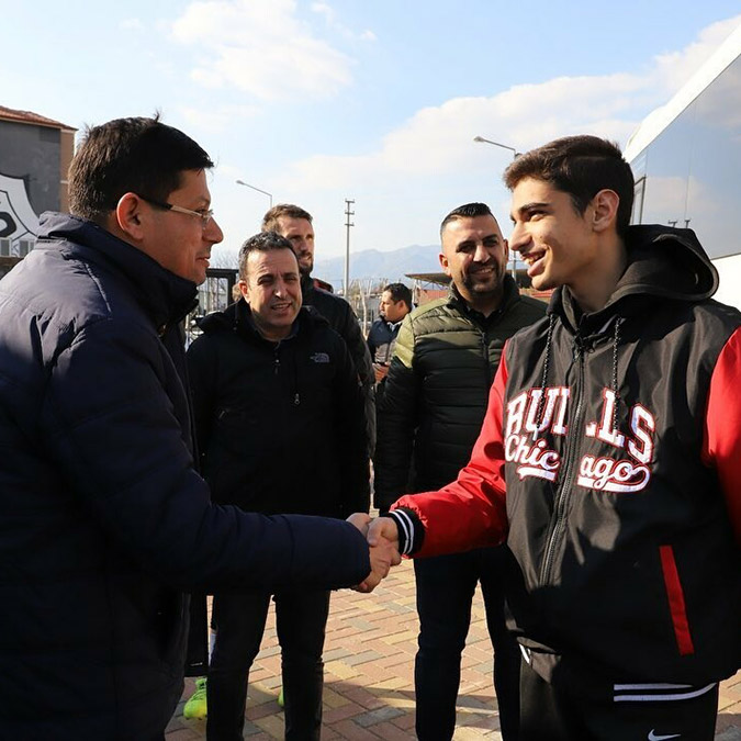 Futbolcular depremzede çocuklarla buluştu