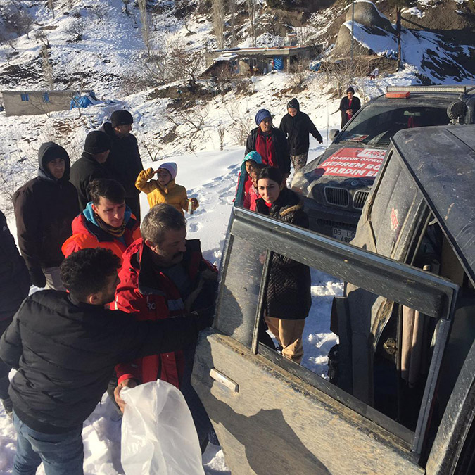 Off-road tutkunları afetzedelerin yardımına koştu