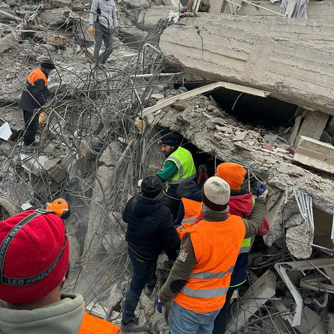 Kahramanmaraş merkezli depremlerin ardından gönüllü olarak Trabzon'dan 32 araçla bölgeye giden off-road tutkunları, çöken ve kardan kapana yolları aşıp, dağ köylerindeki afetzedelere yardımları ulaştırdı.