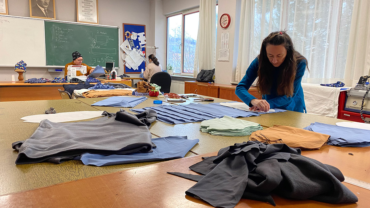 Depremzedeler için polar battaniye üretiyorlar