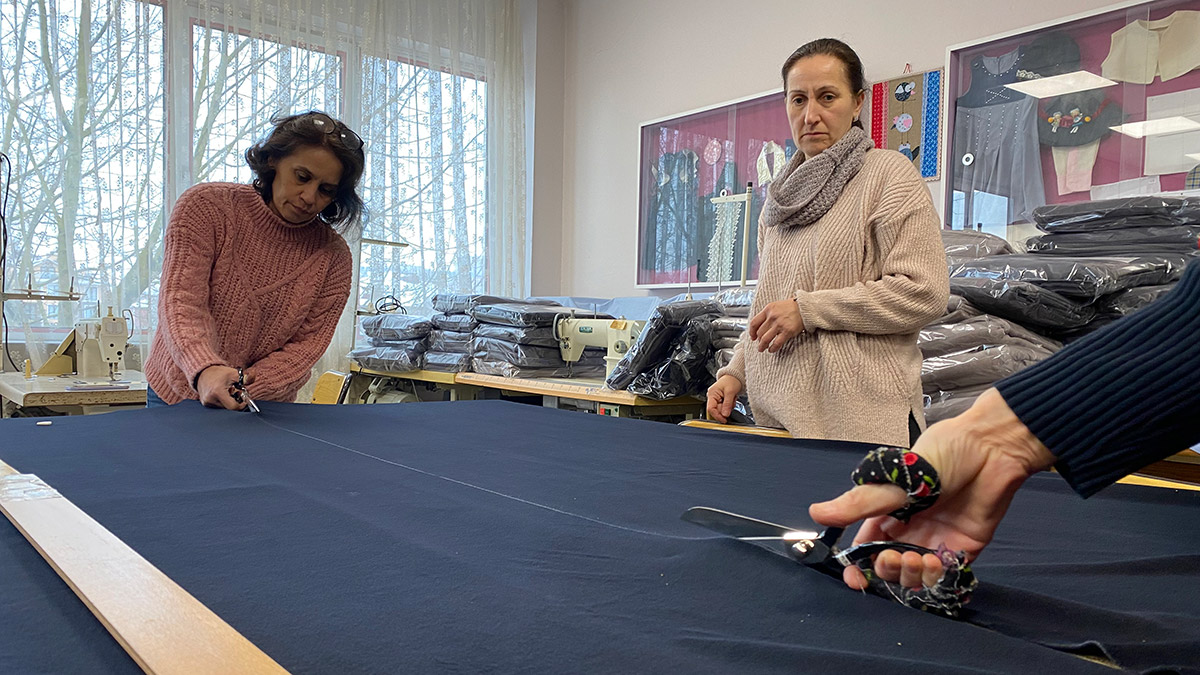 İzmit'te Zübeyde Hanım Mesleki ve Teknik Anadolu Lisesi öğretmenleri, aralarında topladıkları paralar ile kumaş alarak, depremzedeler için polar battaniye ve bere yapıyor.