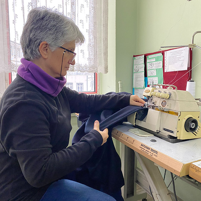 Depremzedeler için polar battaniye üretiyorlar