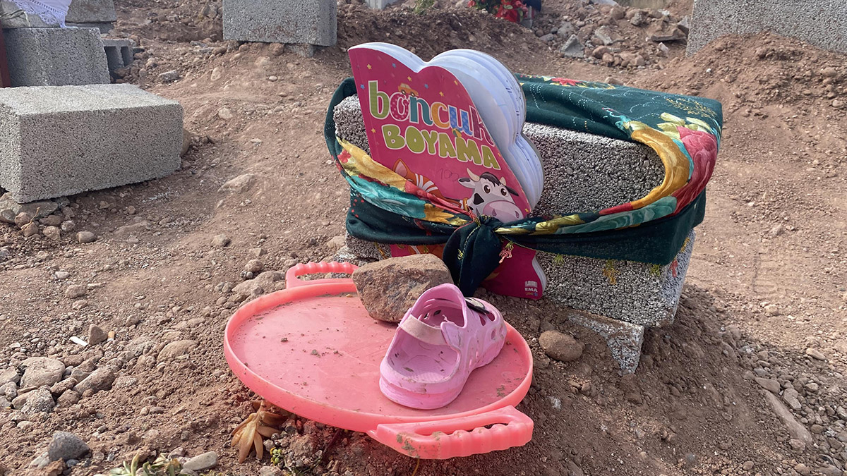 Osmaniye'deki mezarların üzerine bırakılanlar duygulandırdı