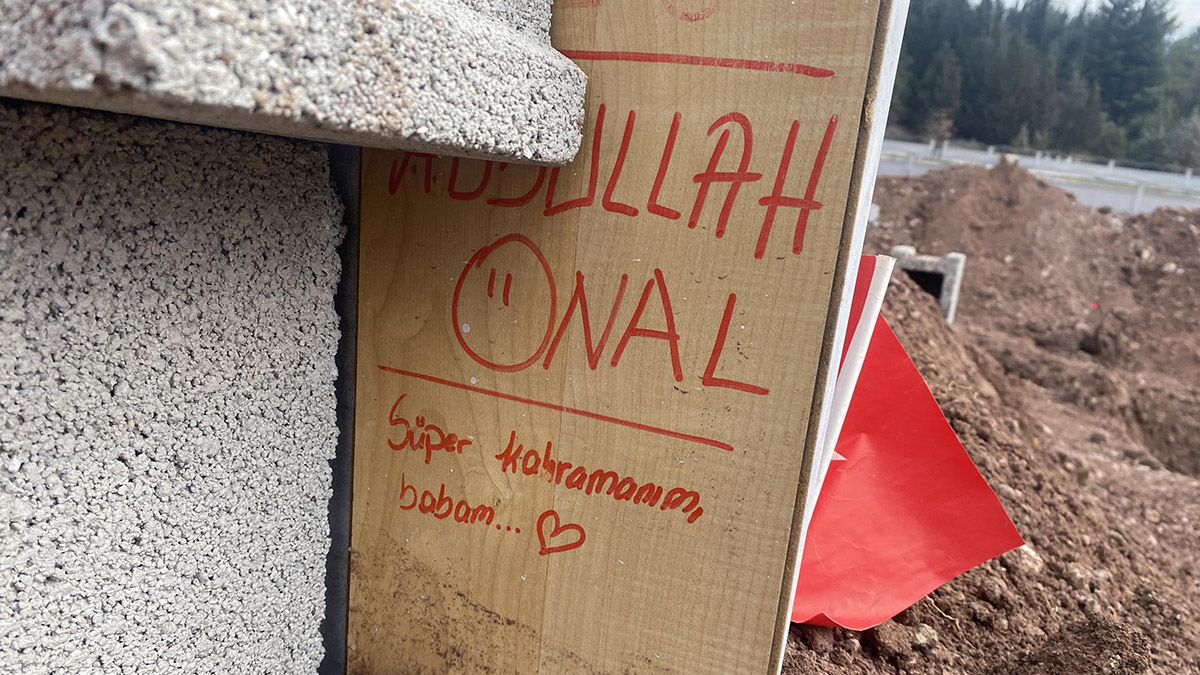 Osmaniye'deki mezarların üzerine bırakılanlar duygulandırdı