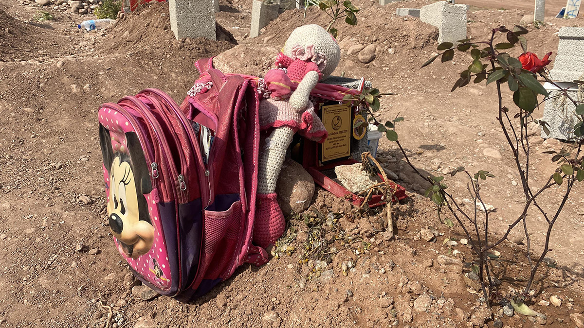 Kahramanmaraş merkezli depremlerin ağır hasar verdiği Osmaniye'deki mezarlara, hayatını kaybedenlerin yakınları tarafından gelinlik, duvak, oyuncak, Türk bayrağı ve okul çantası bırakılırken, Abdullah Önal'ın mezarının başında ise 'Süper kahramanım, babam' yazdığı görüldü.