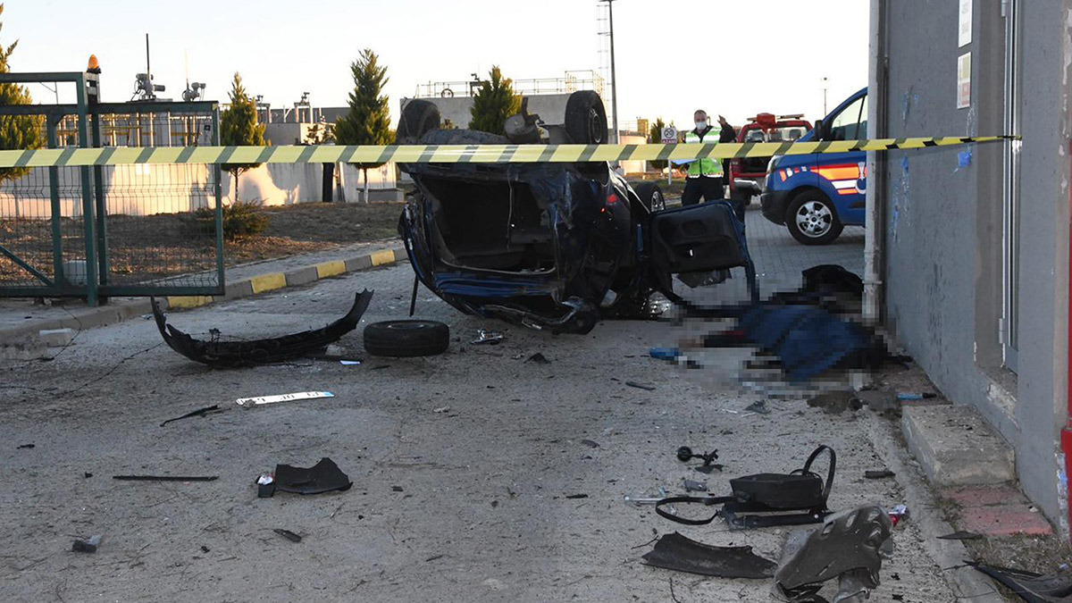 Otomobil arıtma tesisinin duvarına çarparak takla attı