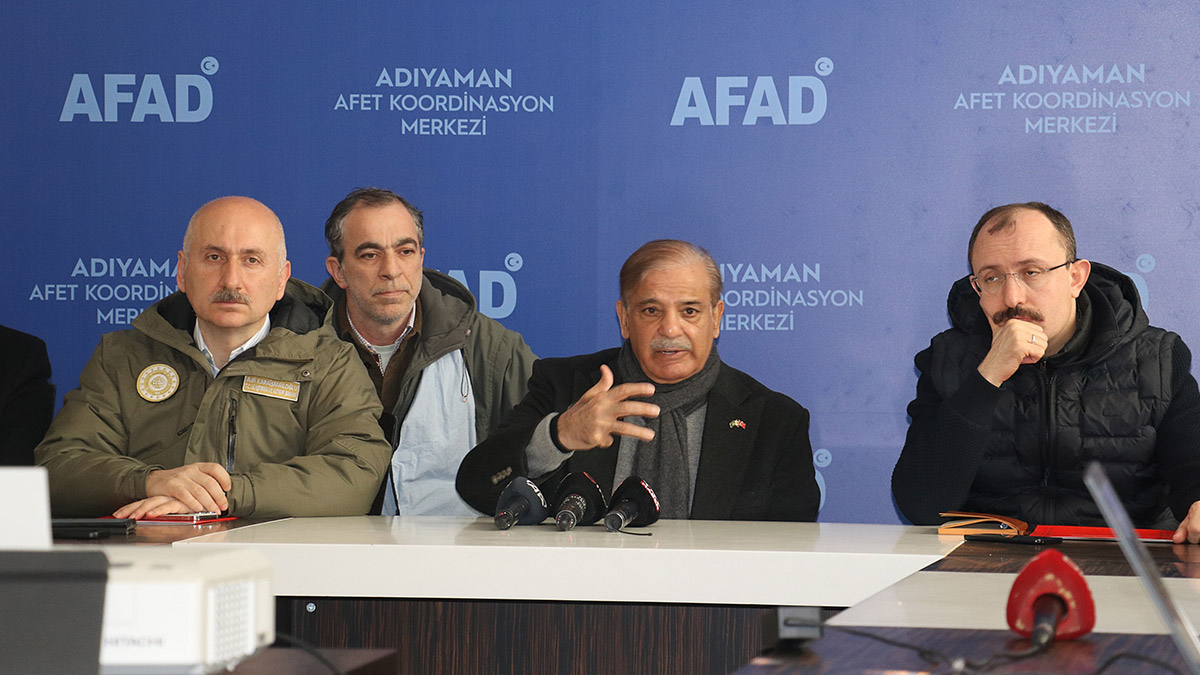 Pakistan Başbakanı Şahbaz Şerif depremin etkisini yerinde incelemek ve bir dizi temaslarda bulunmak amacıyla Adıyaman'a geldi.