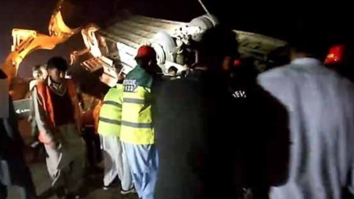 Pakistan'da otobüs kazası; 12 ölü 54 yaralı var